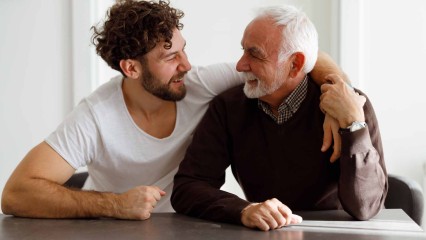 Deux hommes adultes à table, comme un père et son fils